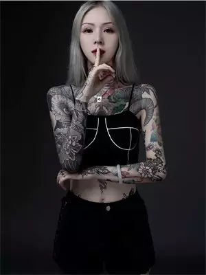 穿成五个哥哥的亲妹妹，我摆烂后他们全疯了